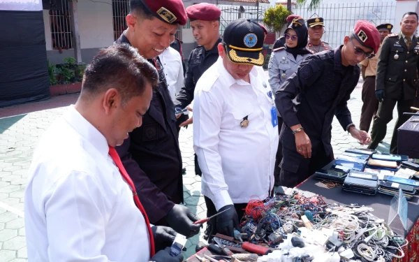 Thumbnail Berita - Lapas Kediri Musnahkan 129 HP Ilegal Hasil Razia di Balik Jeruji