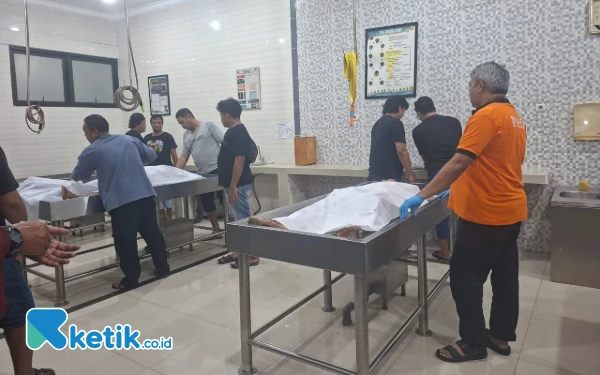 Thumbnail Komplotan Pembobol Toko Rokok Nekat Tabrak Polisi di Tol Japanan, Dua Tewas Ditembak! Ini Identitasnya