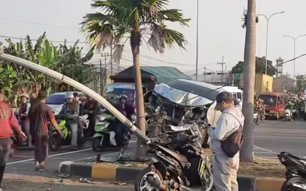 Thumbnail Berita - Tabrakan Beruntun di Purwodadi Pasuruan, 1 Orang Tewas dan 6 Luka Berat