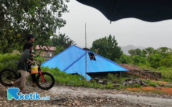 Thumbnail Angin Kencang Robohkan 1 Rumah Milik Warga Desa Baru Halmahera Selatan