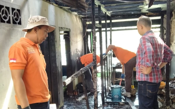 Thumbnail Berita - Perjuangan Petugas Damkar Jember Padamkan Api di Rumah Kos Hingga Mahasiswa Polije Ditemukan Tewas