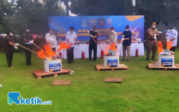 Thumbnail Bea Cukai Jatim Musnahkan 12 Juta Rokok Ilegal, Potensi Kerugian Negara Rp8 Miliar