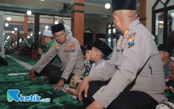 Thumbnail Polres Blitar Tebar Kepedulian, Santuni Anak Yatim Piatu di Masjid At Taubah