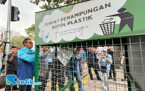 Thumbnail DLH Kota Malang Uji Coba Pasang Tempat Penampungan Botol Plastik di Kayutangan Heritage