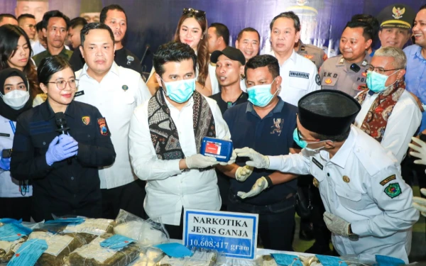 Thumbnail Plt Gubernur Jatim dan Kepala BNN Musnahkan Barang Bukti Narkoba di Pamekasan