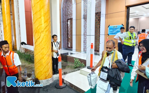 Thumbnail Puncak Haji 2025 Dimulai, PPIH Embarkasi Surabaya Imbau JCH Khusyuk Berdoa