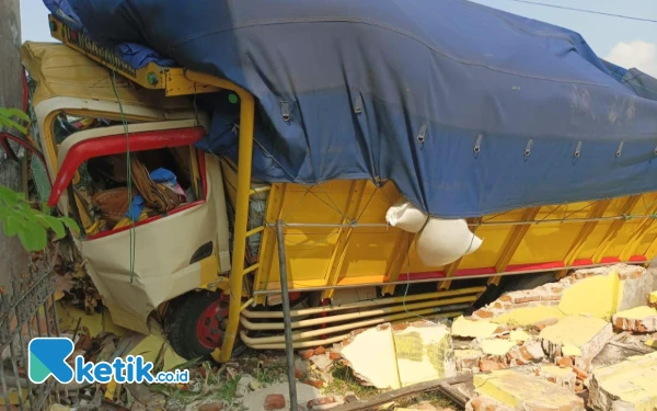 Thumbnail Berita - Diduga Bawa Muatan Berlebih, Truk Mitsubishi Oleng dan Hantam Pagar Beton di Jombang