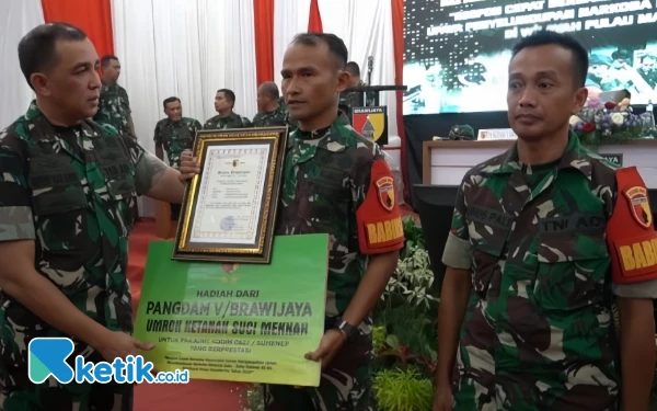 Thumbnail Berita - Gagalkan Penyeludupan 43 Kg Sabu, 3 Prajurit Kodim 0827/Sumenep Dapat Penghargaan