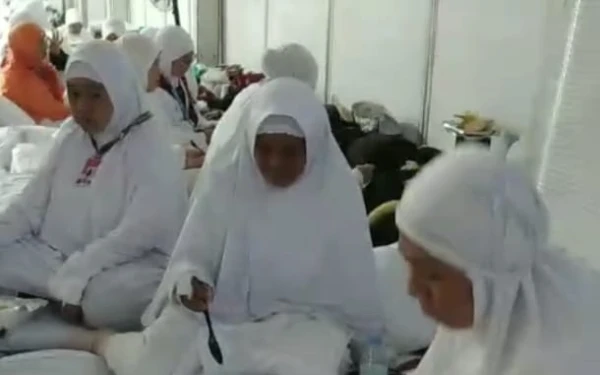 Thumbnail Suhu Tanah Suci Capai 50 Derajat Celcius, Jemaah Haji Kota Batu Diimbau Tidak Keluar Tenda Wukuf