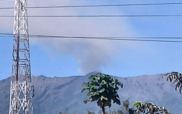 Thumbnail Gunung Raung Kembali Meletus, Kolom Asap Membumbung Setinggi 600 Meter