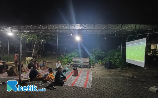 Thumbnail Berita - Dukung Timnas Sambil Jaga Sapi dan Kambing Kurban