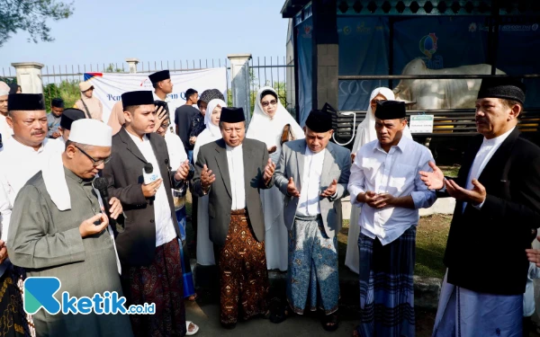 Thumbnail Berita - Salat Iduladha di MAJT, Gubernur Jateng Ahmad Luthfi Serahkan Sapi Kurban Seberat Hampir 1 Ton