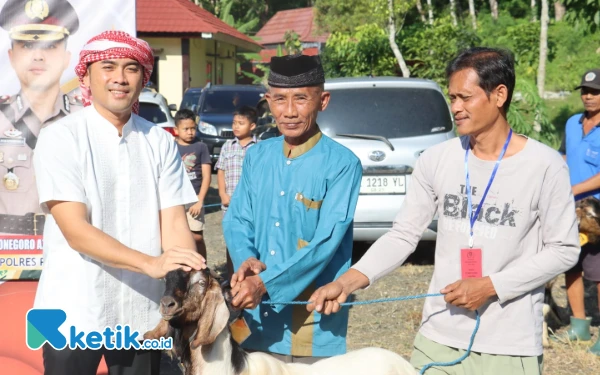 Thumbnail Polres Pacitan Salurkan Hewan Kurban: 24 Ekor Kambing dan 4 Sapi untuk Warga