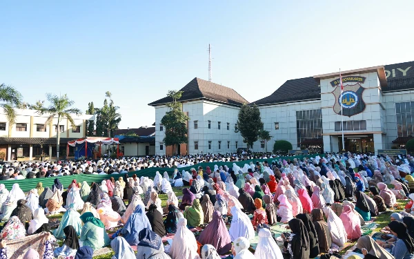 Thumbnail Berita - Polda DIY Gelar Salat Iduladha 1446 H dan Penyembelihan Hewan Kurban
