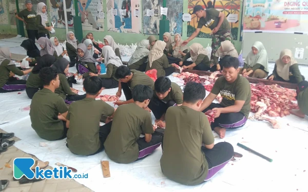 Thumbnail Berita - SMAN 2 Ponorogo Bagikan 600 Paket Daging Kurban untuk Masyarakat dan Panti Asuhan