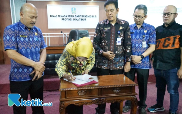 Thumbnail Berita - Wabup  Sidoarjo Mimik Idayana Selesaikan Kasus Penahanan Ijazah Mantan Pekerja Pabrik