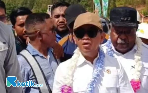 Thumbnail Berita - Anggota DPRD Raja Ampat: Kunjungan Bahlil Settingan, Bukan ke Area Tambang di Kawasan Geopark