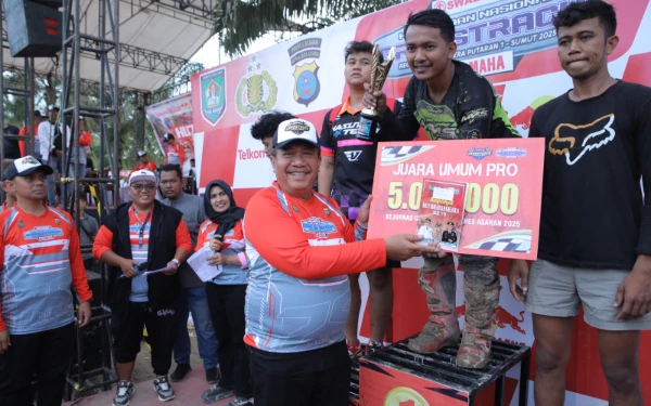 Thumbnail Bupati Asahan Turut Menyerahkan Pialah Kejurnas Grasstrack 2025 Kepada Sang Juara
