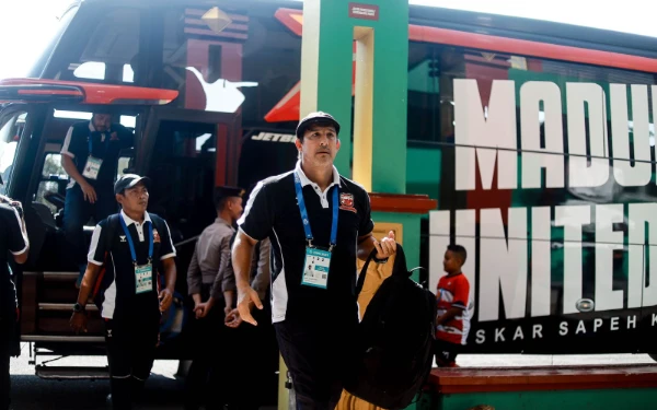 Thumbnail Berita - Sukses Orbitkan Bintang Muda, MU Masih Percaya Sentuhan Magis Alfredo Vera