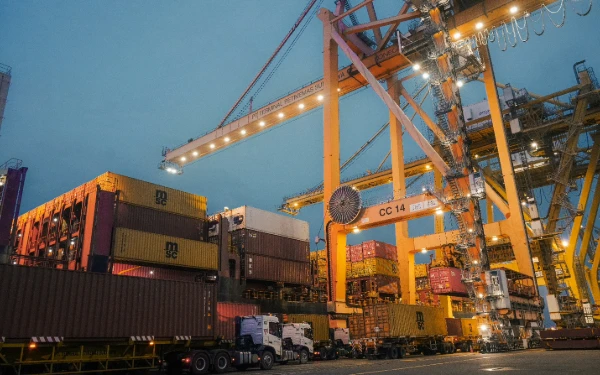 Thumbnail Terminal Petikemas Surabaya Catat Lonjakan Ekspor di Mei 2025, Tumbuh 20 Persen