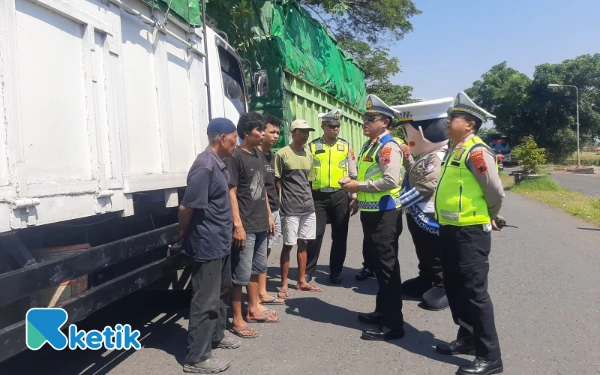 Thumbnail Berita - Tekan Angka Kecelakaan, Satlantas Pekalongan Sosialisasikan Bahaya Overload dan Over Dimensi