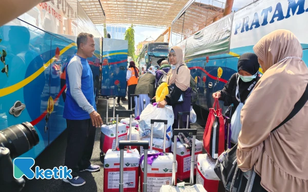 Thumbnail Alhamdulillah! Jemaah Haji Kloter 1 Debarkasi Surabaya Tiba di Tanah Air