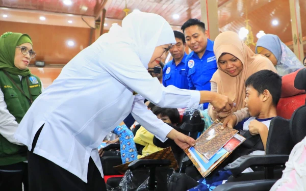 Thumbnail Khofifah Perluas Bansos dengan Tambahan Rp43,19 Miliar di PAPBD 2025, Kuatkan Masyarakat Rentan