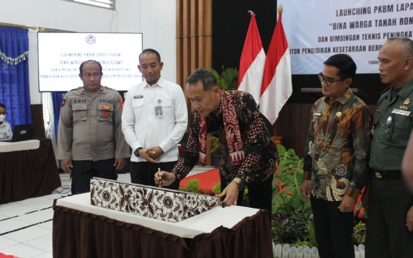 Thumbnail Berita - Pertama di Jawa Timur, Kakanwil Ditjenpas Resmikan PKBM di Lapas Tuban