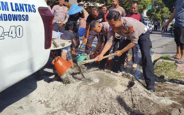 Thumbnail Peduli Keselamatan, Polres Bondowoso Tambal Jalan Rusak Peringati Hari Bhayangkara ke-79