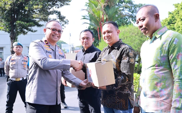 Thumbnail Peringati Hari Bhayangkara ke-79 Polda DIY Salurkan 3.000 Paket Sembako