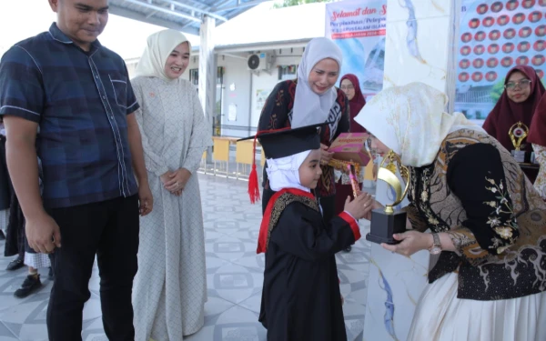 Thumbnail Berita - Ketua TP PKK Asahan Hadiri Pelepasan Peserta Didik TK Swasta DIS Kisaran