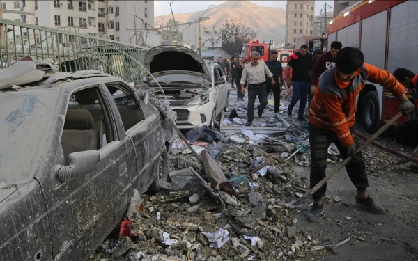 Thumbnail Berita - Kemlu dan KBRI Teheran Terus Pantau Situasi Perang Iran-Israel