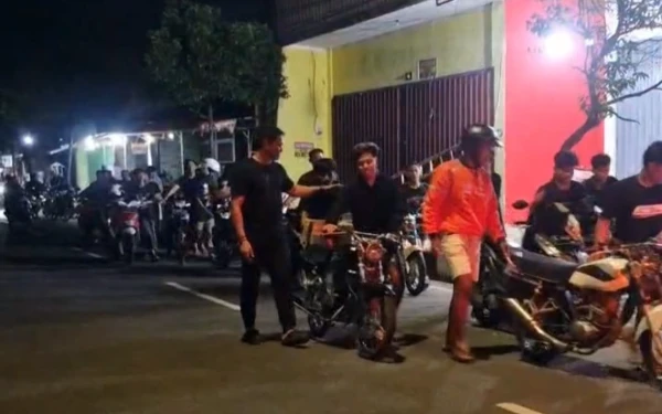 Thumbnail Polres Tuban Kembali Bubarkan Balap Liar di Jalan Soekarno-Hatta, Pelaku Tak Jera