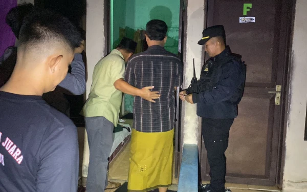 Thumbnail Berita - Gerebek Kosan di Jepara, Tiga Pasang Muda-Mudi Diciduk saat Asyik Pesta Miras