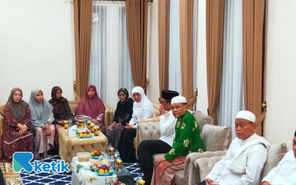 Thumbnail Berita - Khofifah Kenang Taufik Hasyim Sosok Ulama Muda Berprestasi, Jatim Kehilangan Tokoh Inspiratif!