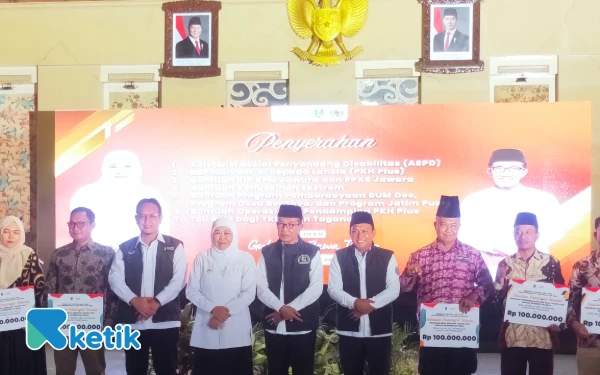 Thumbnail Berita - Gubernur Jatim Serahkan 7 Jenis Bantuan di Pamekasan, Ini Rinciannya