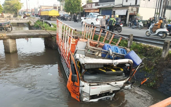 Thumbnail Berita - Laka Tunggal di Jombang, Truk Bermuatan Ayam Terguling dan Tercebur ke Sungai