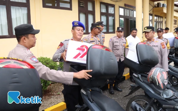 Thumbnail Peduli Sosial, Polres Abdya Bagikan Ratusan Paket Bansos untuk Warga