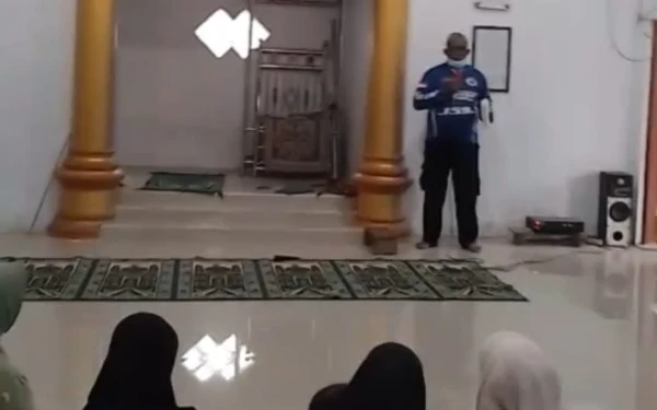 Thumbnail Berita - Siaga Erupsi Gunung Raung, Puluhan Emak-emak di Jember Berlatih Evakuasi dan Pemakaian Masker