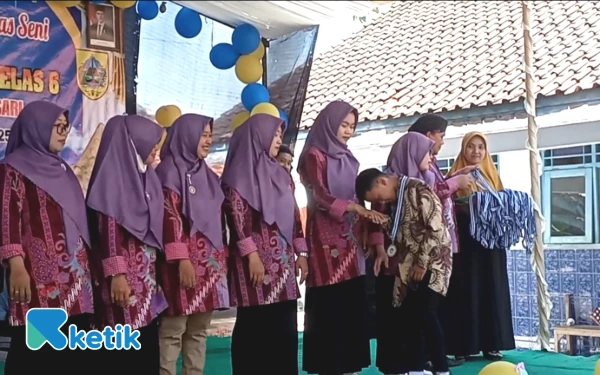 Thumbnail Berita - Tangis Haru Warnai Pelepasan Siswa SDN 03 Kendalsari Pemalang