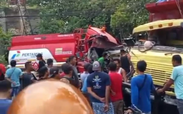 Thumbnail Berita - Truk Tangki TBBM Pertamina Patra Niaga Terlibat Tabrakan Beruntun di Tuban, 1 Tewas 3 Luka
