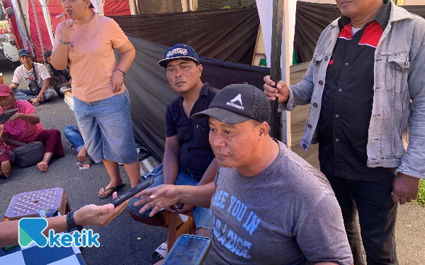 Thumbnail Berita - Di Balik Megahnya Pagelaran Blitar Djadoel dan Kehadiran Wapres Gibran, PKL Lokal Hanya Jadi Penonton