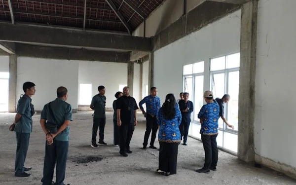 Thumbnail Berita - Sidak di Tuban, MA Disuguhi Pemandangan Gedung PN Senilai Rp 13 Miliar yang Mangkrak