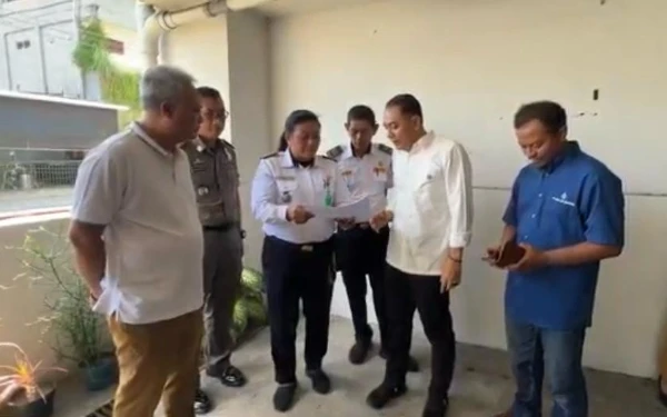 Thumbnail Sidak Parkir ke RS Soewandhie, Eri Cahyadi Minta Tata Ulang Parkir di Tepi Jalan