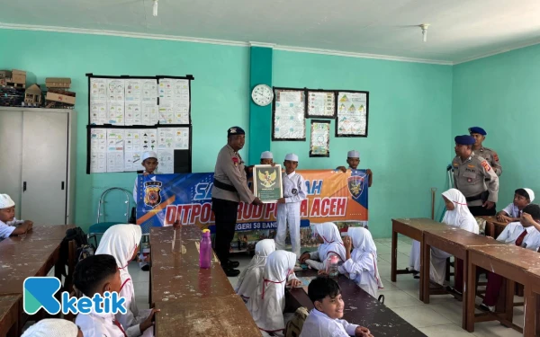 Thumbnail Berita - Ditpolairud Polda Aceh Saweu Sikula, Edukasi Pelajar Tentang Pentingnya Kebersihan Pantai