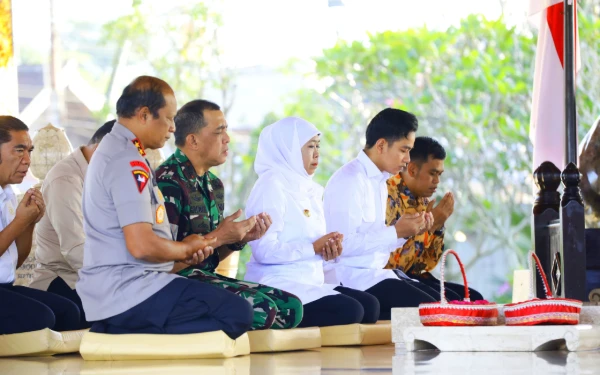 Thumbnail Ziarah Makam Bung Karno Dampingi Wapres Gibran, Khofifah: Semangat Nasionalisme adalah Pedoman Berbangsa