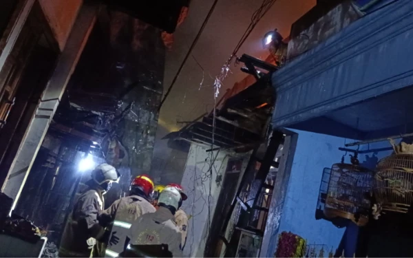 Thumbnail Empat Rumah Semi Permanen di Jalan Kalimas Baru III Surabaya Terbakar