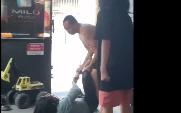 Thumbnail Nggak Tahan Ibu Jadi Korban Bertahun-tahun, Anak Videokan Ayahnya KDRT di Sambikerep Surabaya