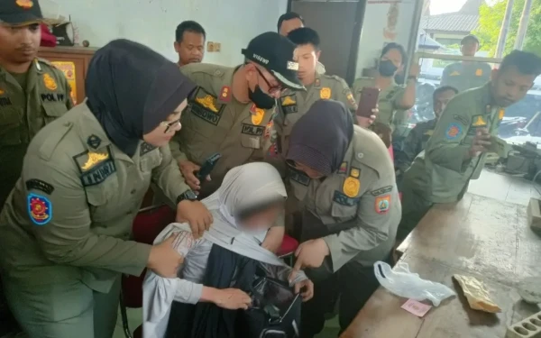 Thumbnail Berita - Satpol PP Tangkap Copet Perempuan Saat Kepulangan Haji di Pendopo Bupati Pemalang