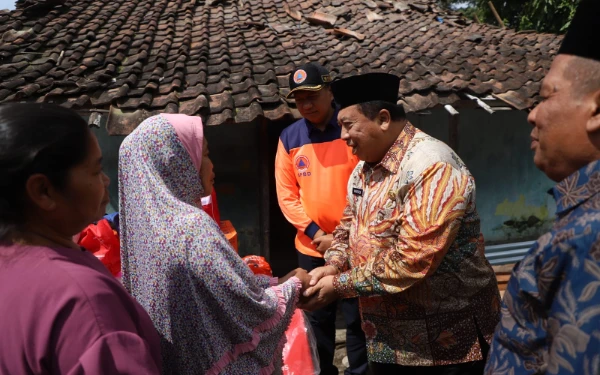 Thumbnail Berita - Respons Cepat Bupati Jombang Tangani Rumah Kebakaran dan Kemiskinan Ekstrem